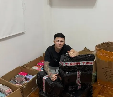 Thiago con cajas de mercadería